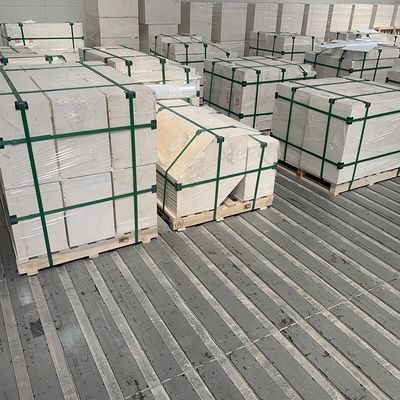Briques de corindon et de zirconium recyclées pour la production de verre durable