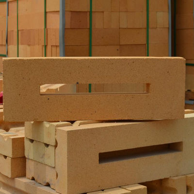 Machine de fabrication et de combustion de briques d'argile pour la construction