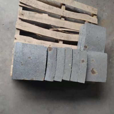 Fabrication de plaques de carbure de silicium noir réfractaire sur mesure pour fours à haute température