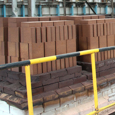 Contenu MgO personnalisé en fer fondu Magnésium Spinel Bricks pour l'industrie du ciment