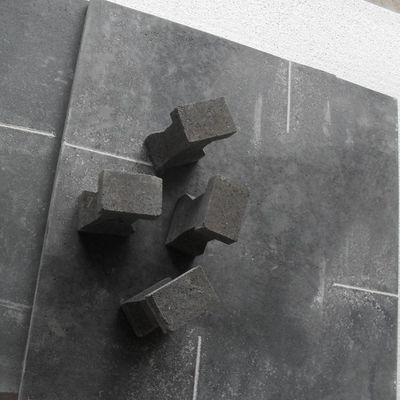 Plaque de carbure de silicium réfractaire noir liée à l'oxyde pour une fabrication compétitive